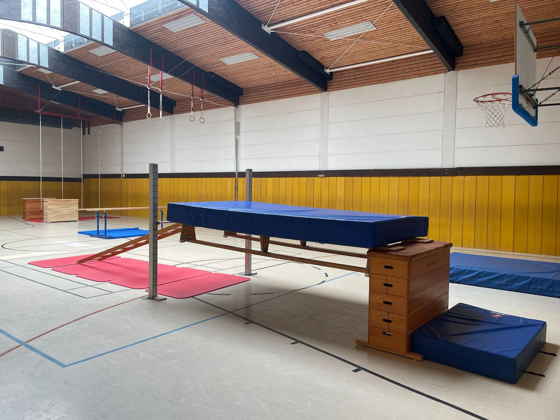 Sporthalle des TSV